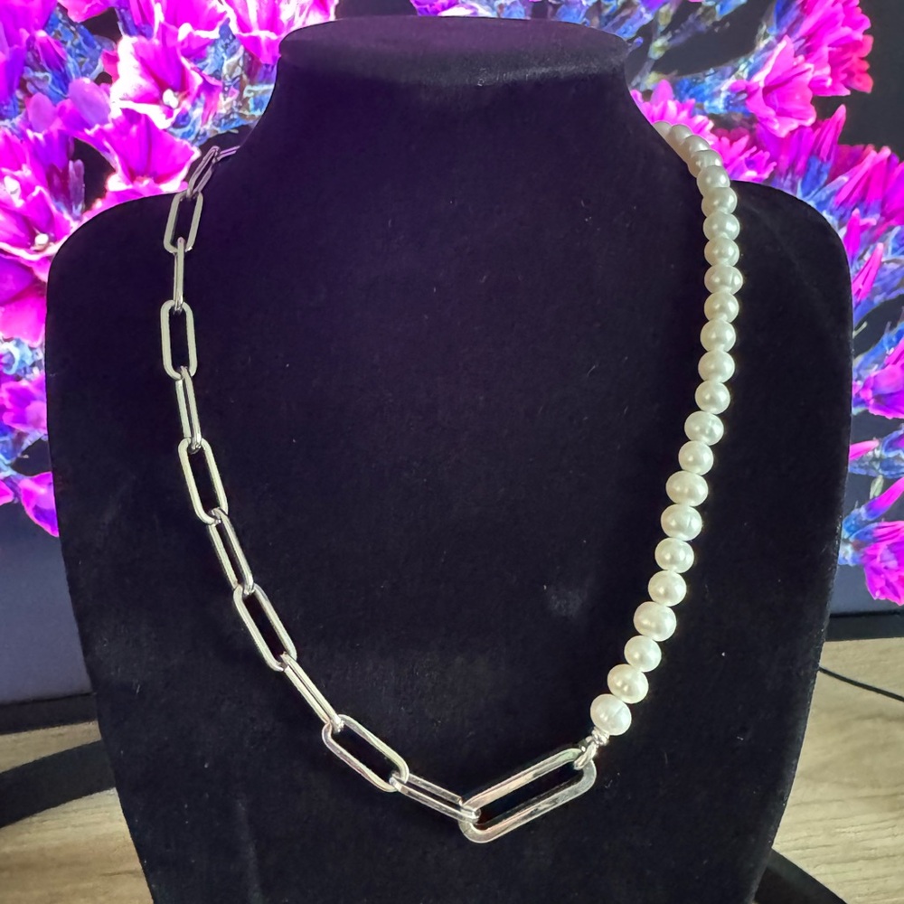 Kendra Scott Elegant Silver and Pearl Necklace